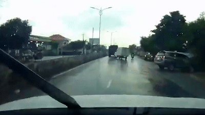 Xe tai xoay tron khi phanh gap duoi duong mua tron hinh anh