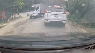 Oto khong giu khoang cach dam vao duoi xe khac hinh anh