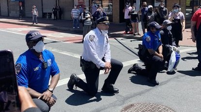 Canh sat New York om nguoi bieu tinh va cung quy goi vi George Floyd hinh anh