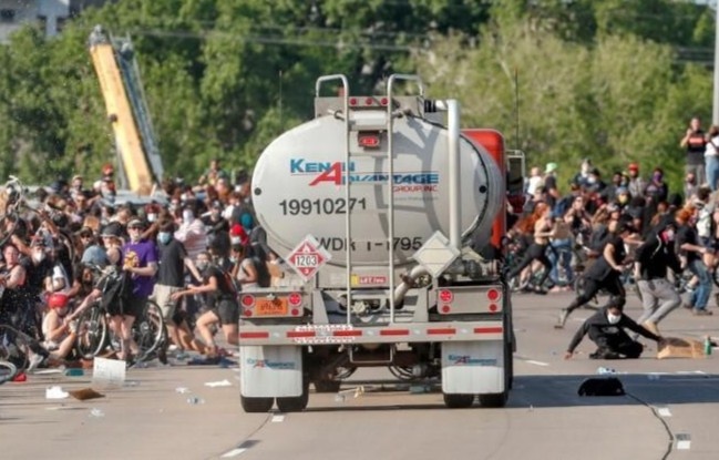 Xe bon lao thang vao dam dong nguoi bieu tinh o My hinh anh