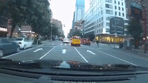 Nguoi phu nu bat ngo bang qua duong suyt bi oto dam trung hinh anh