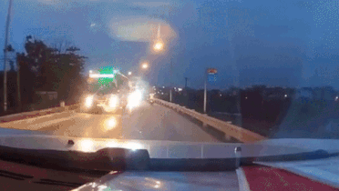 Xe may vuot au, lan lan nga vao banh xe tai hinh anh