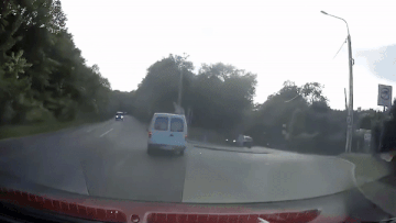 Oto danh roi thang giua duong gay nguy hiem cho xe di sau hinh anh