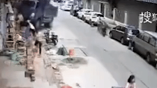 Xe tai mat lai lao len via he, suyt dam nguoi di duong hinh anh