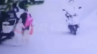 Be gai lao ra duong khong quan sat dam nga nguoi phu nu di xe may hinh anh