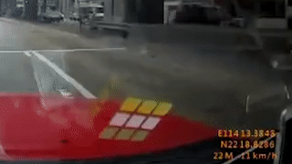 Nguoi phu nu bang qua duong bi xe tai dam nga hinh anh