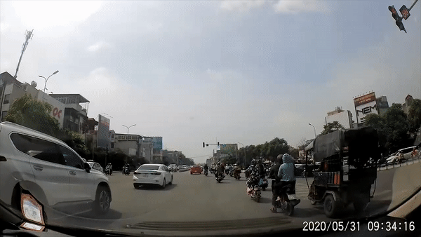 Xe ba banh vuot au, gay tai nan roi bo chay o Ha Noi hinh anh