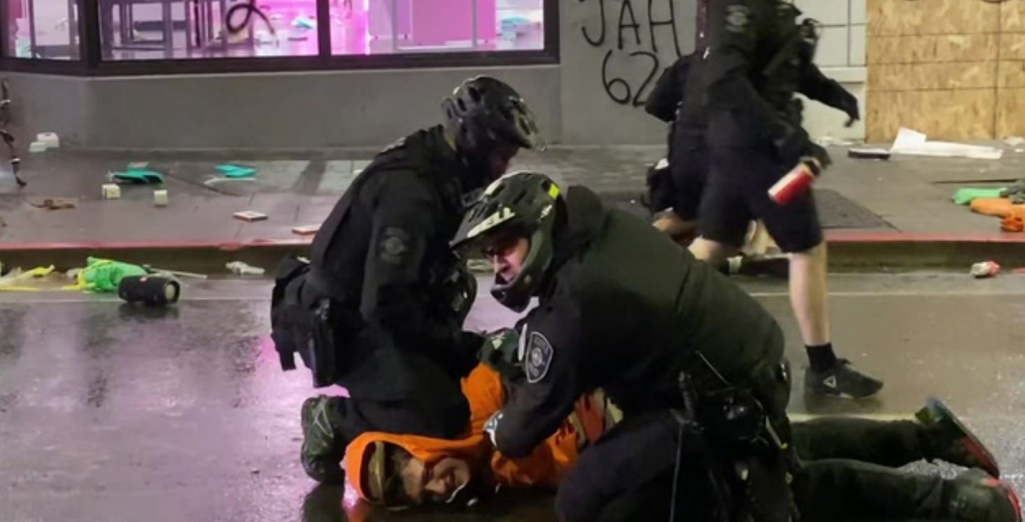 Canh sat My ngan dong nghiep ghi co nguoi bieu tinh o Seattle hinh anh