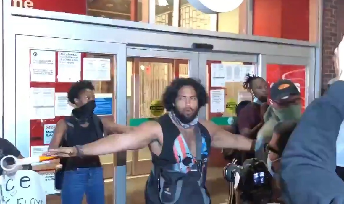 Nguoi bieu tinh giang ngang truoc cua hang My chan ke hoi cua hinh anh