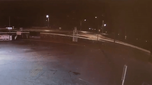 Oto phong nhanh dam vao bung binh roi bay len khong trung hinh anh