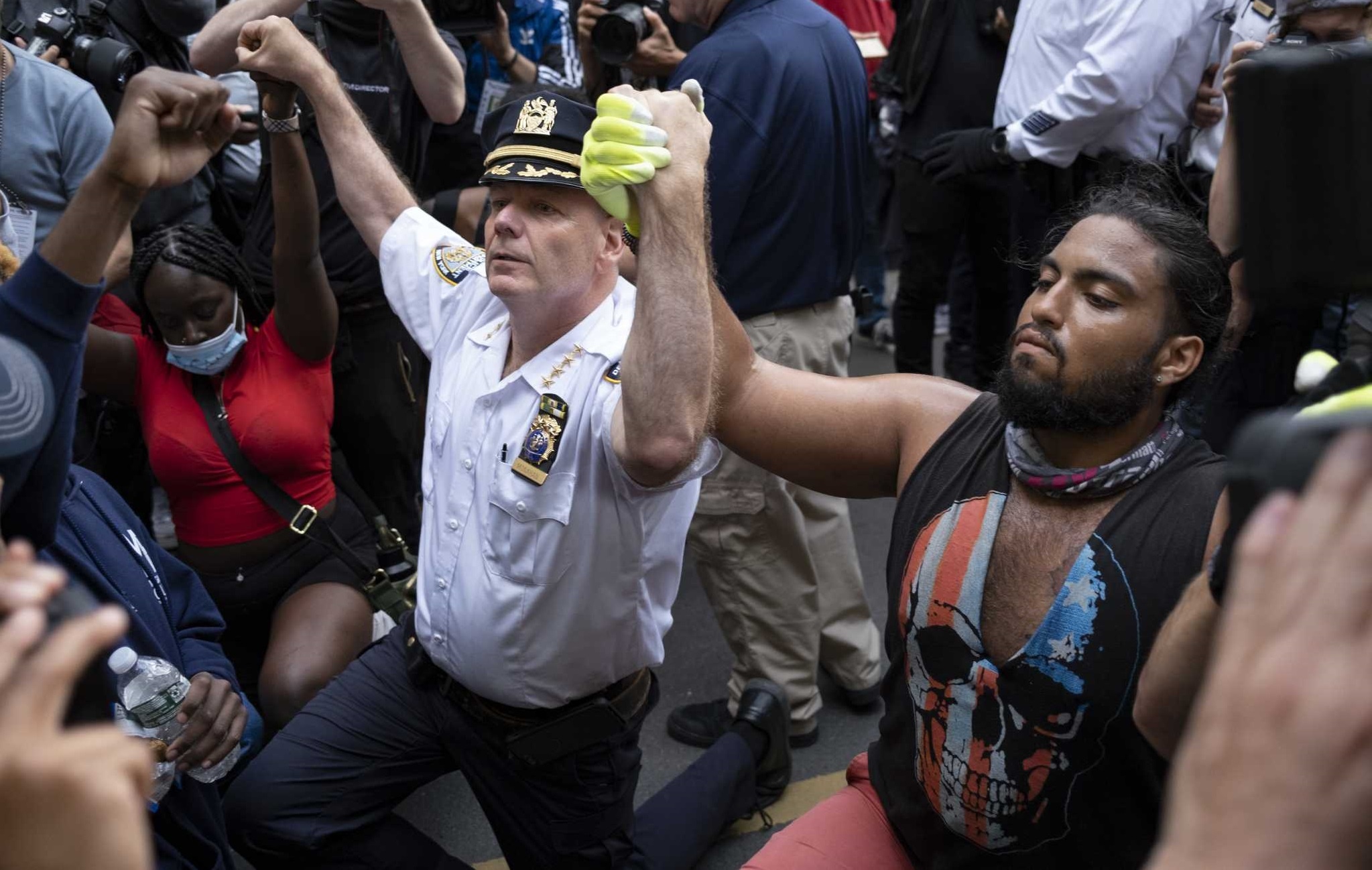 Canh sat truong New York quy goi va om chat nguoi bieu tinh hinh anh