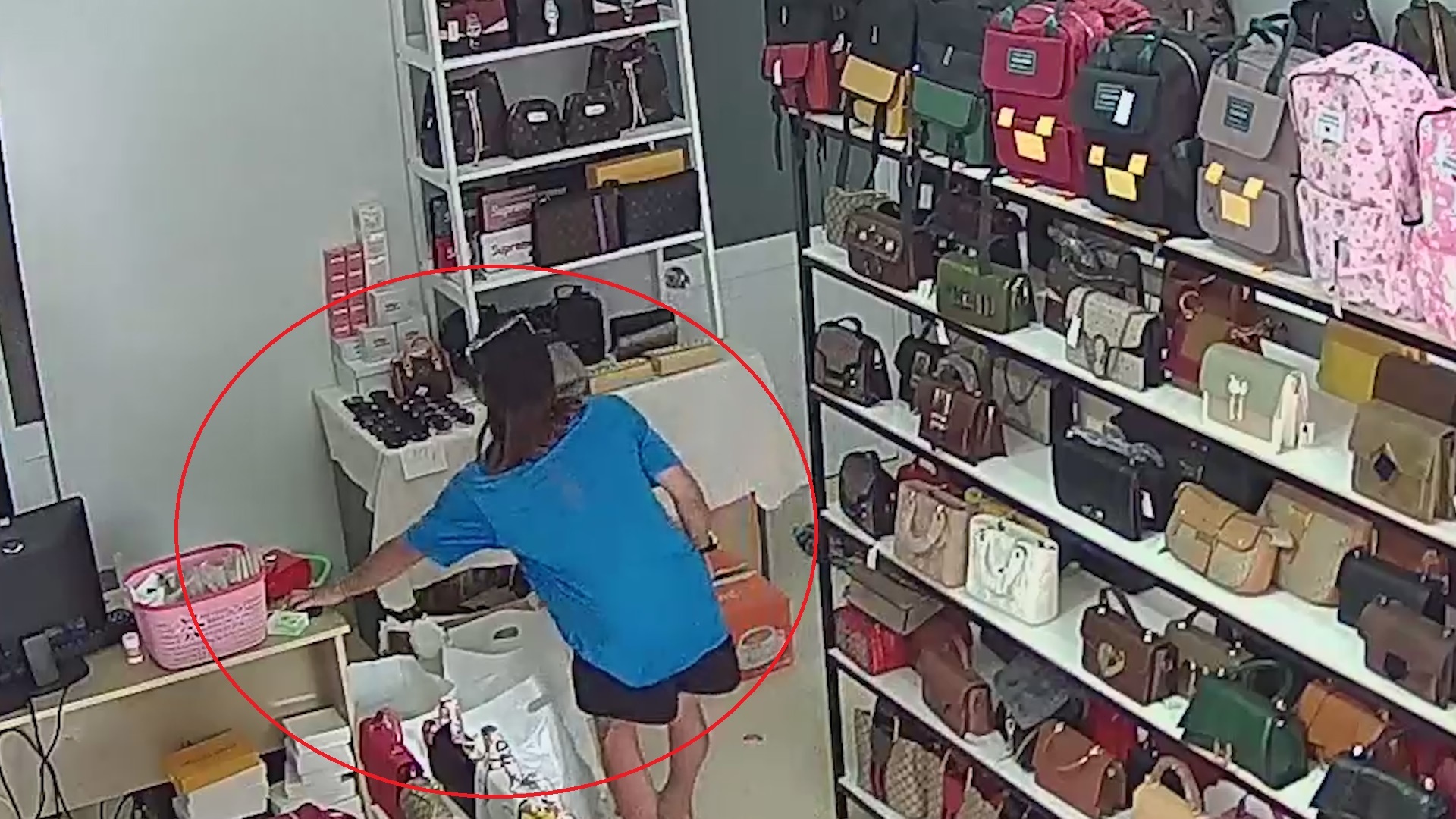 Vo mua do roi trom luon dien thoai trong cua hang o TP.HCM hinh anh