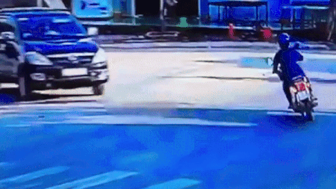 Tai xe xe may tu vong sau tai nan lien hoan hinh anh