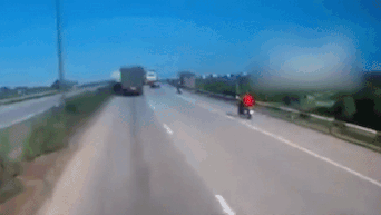 Oto xoay 180 do sau khi bi xe tai dam trung hinh anh