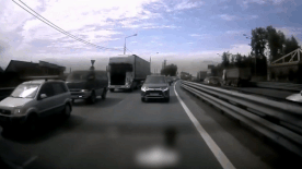 Oto bi xe tai dam trung vi chen lan giua duong hinh anh