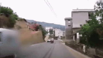 Xe 3 banh lao sang lan nguoc chieu dam trung oto hinh anh