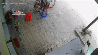 Thanh nien di xe may mat lai lao nhanh vao nha dan nam bat tinh hinh anh