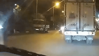 Hai thanh nien di xe may danh vong roi tu nga tren duong hinh anh