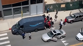 Xe cho hang cua Amazon bi nguoi bieu tinh cuop ngay tren duong hinh anh