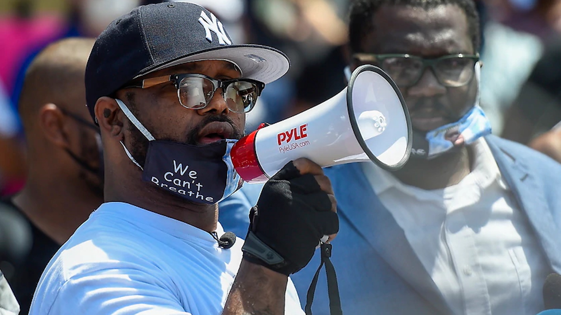 Thong diep xuc dong cua anh trai George Floyd gui nguoi bieu tinh hinh anh