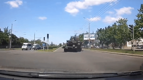 Xe may ui nang gan 30 tan roi xuong duong sau cu om cua hinh anh