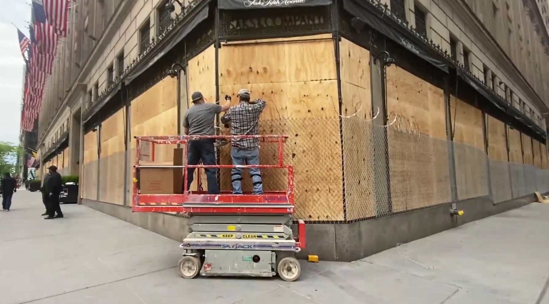 Dung van, hang rao luoi B40 de ngan hoi cua, pha hoai o My hinh anh