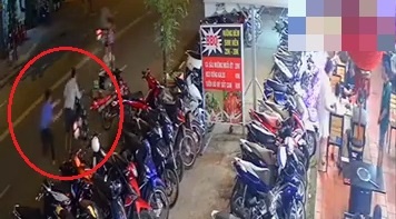 Nam bao ve kip keo lai xe may khi bi trom dat di o TP.HCM hinh anh