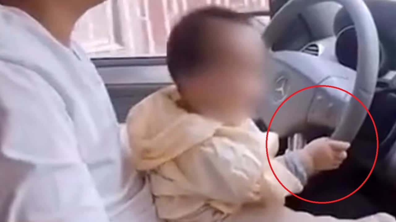 Cha bi phat vi de em be cam vo lang lai oto hinh anh