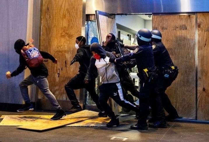 Canh sat New York doi pho voi hang tram ke hoi cua hinh anh