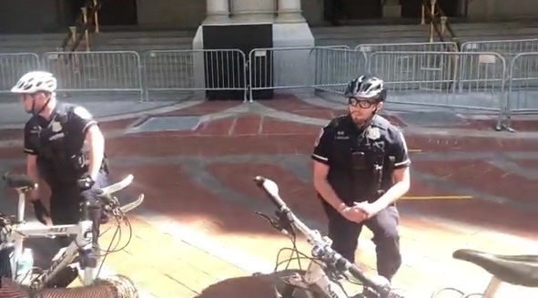 Canh sat quy goi truoc khach san Trump International giua bieu tinh hinh anh