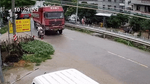 Va cham voi xe tai, 2 nguoi di xe may suyt bi cuon vao gam hinh anh