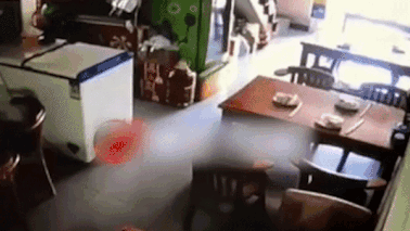 Nha hang no tung o Trung Quoc, nhan vien kip thao chay thoat than hinh anh