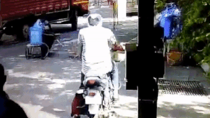 Xe may boc chay sau khi xit chat khu trung chong virus corona hinh anh