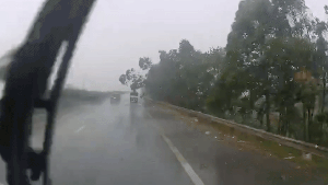 Tai xe kip tranh cay nga, chan ngang quoc lo 18 hinh anh