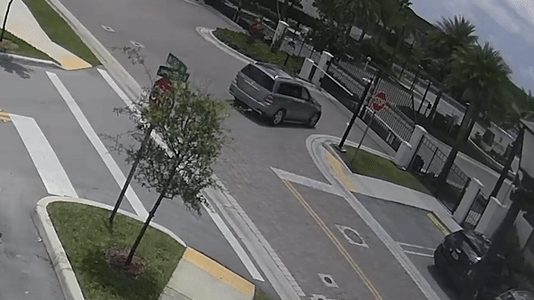 Oto bat ngo tang toc huc bay canh cong sat hinh anh