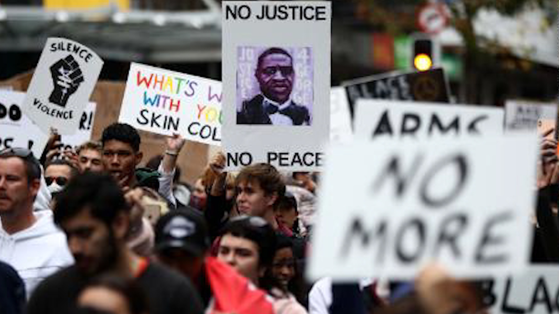 Cai chet cua George Floyd lam day len bieu tinh tai Paris hinh anh