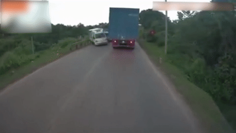 Xe ben mat phanh khi xuong doc dam vao xe tai gay tai nan lien hoan hinh anh