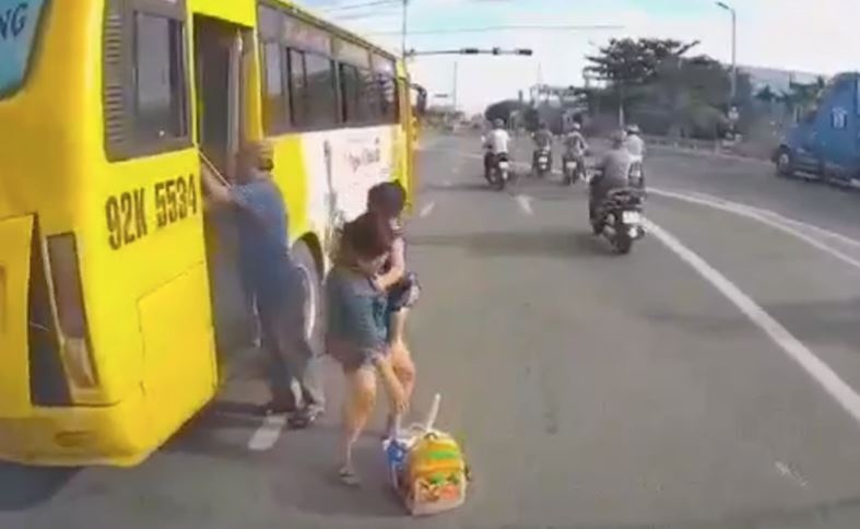 Tai xe xe buyt tra khach ngay giua duong hinh anh