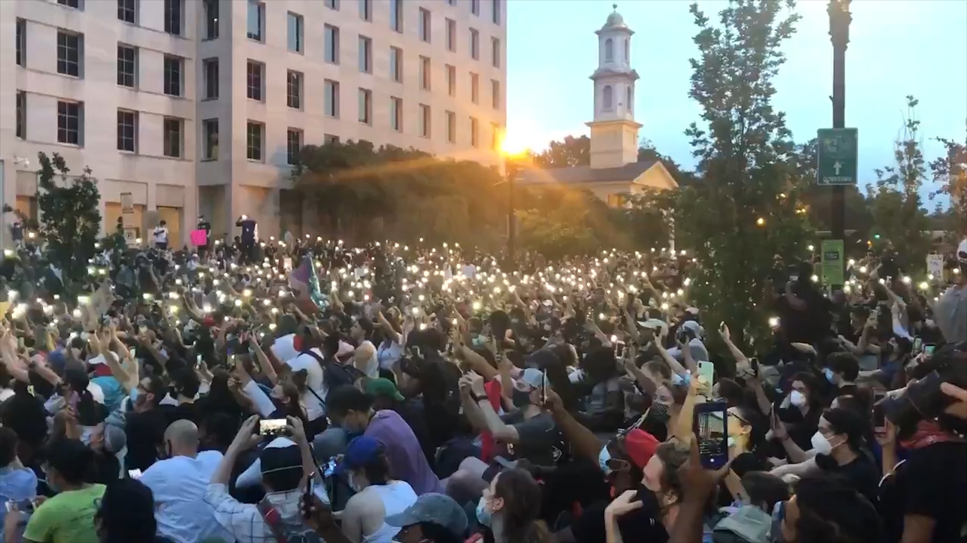 'Dua vao toi' - phut binh yen giua cuoc bieu tinh ben ngoai Nha Trang hinh anh