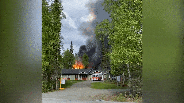 Ngoi nha di dong bat ngo bung chay du doi o My hinh anh