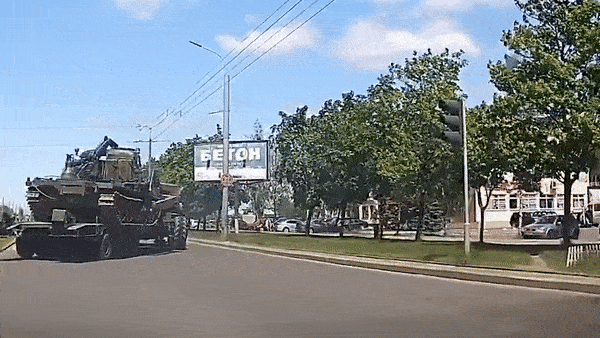 Xe ui nang 30 tan 'roi' giua duong o Belarus hinh anh