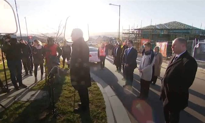 Thu tuong Australia dang phat bieu, dan ho 'ra khoi bai co nha toi da' hinh anh