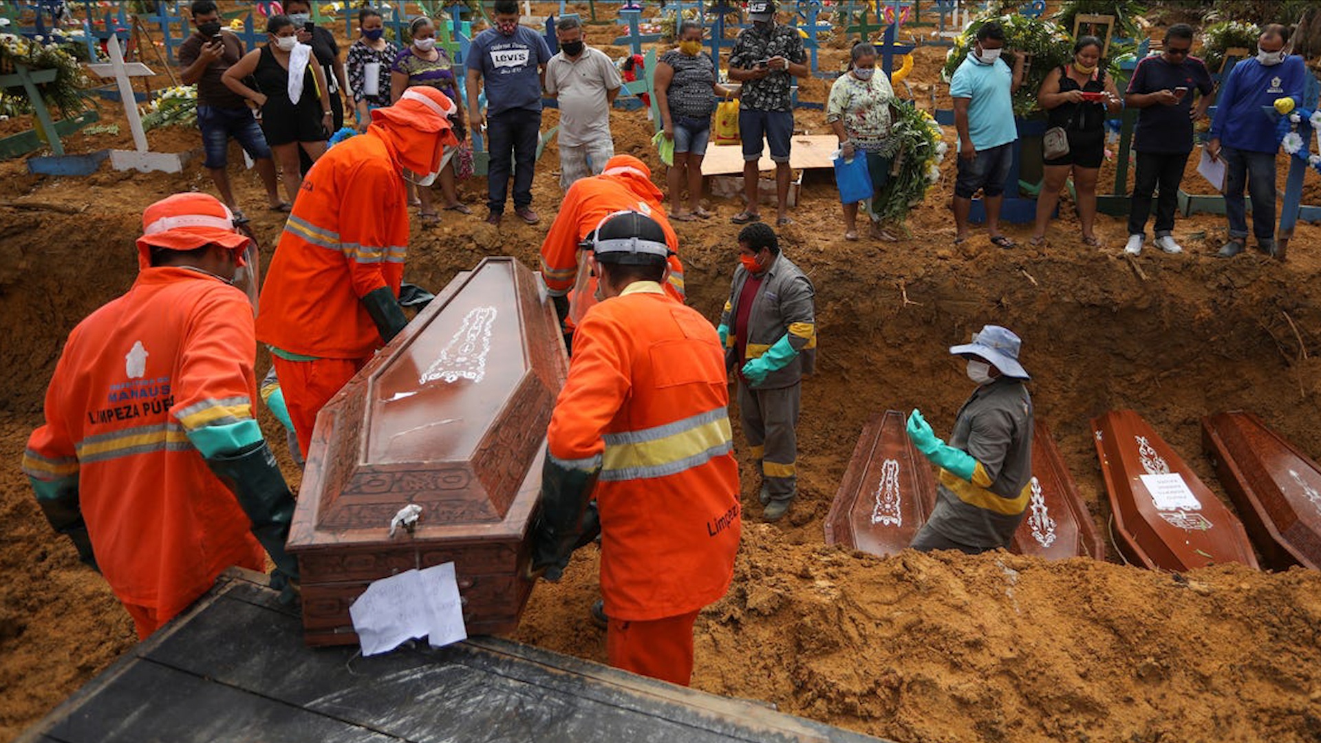 Mot ngay lam viec cua nguoi thu thap thi the tai Brazil do Covid-19 hinh anh