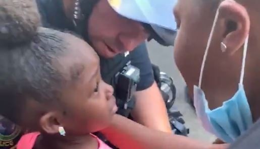 Canh sat om lay be gai da mau bat khoc giua cuoc bieu tinh hinh anh