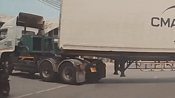 Hai nguoi di moto thoat chet sau khi tong vao banh xe container hinh anh