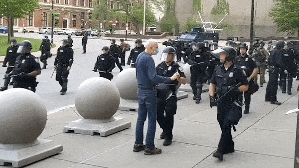 Cu ong 75 tuoi bi canh sat day nga guc trong bieu tinh o My hinh anh