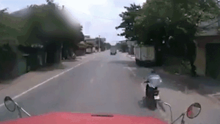 Tai xe phong nhanh, co vuot container khien xe tong duoi oto hinh anh