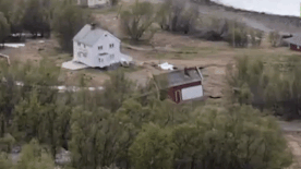 Lo dat cuon troi hang loat ngoi nha xuong bien o Na Uy hinh anh