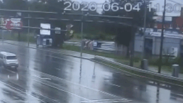 Xe khach mat lai sau cu va cham voi oto khien em nho vang ra duong hinh anh