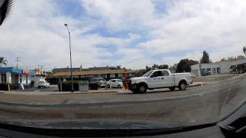 Tai xe thieu quan sat lai oto dam trung xe ban tai dung do ven duong hinh anh